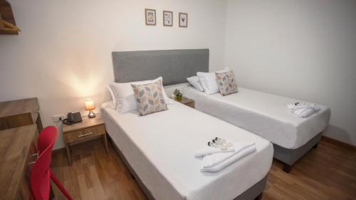 Un pat sau paturi într-o cameră la Terraza Hotel Bogota