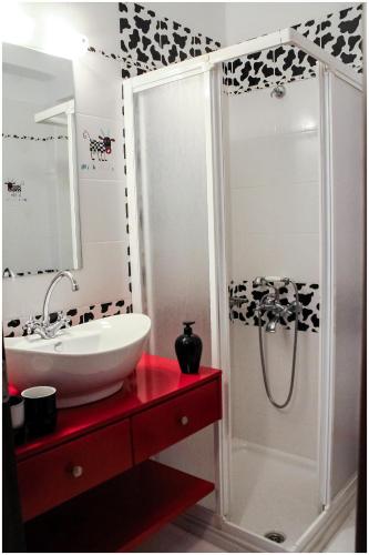 Ένα μπάνιο στο Family Villa Rousa in Rethymno with Pool, BBQ and Kids Area