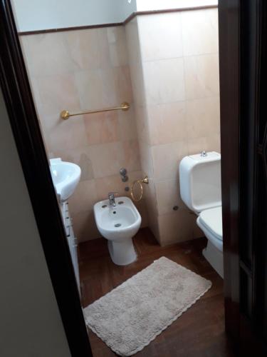 y baño con aseo y lavamanos. en Casa NUPI, en SantʼAlessio Siculo