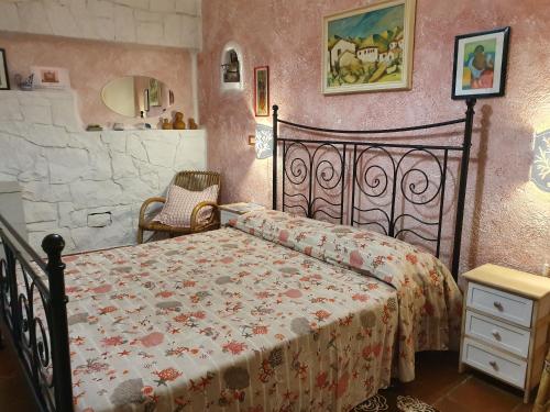 1 dormitorio con cama con edredón en Villa Manuela sul mare, en S'Archittu