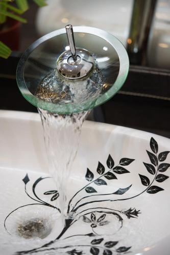 a glass bird feeder sitting on top of a plate at Kakureyado Fujikawaguchiko in Fujikawaguchiko