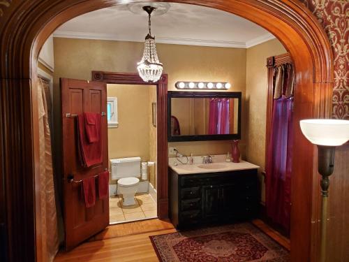 Phòng tắm tại Historic Victorian Inn