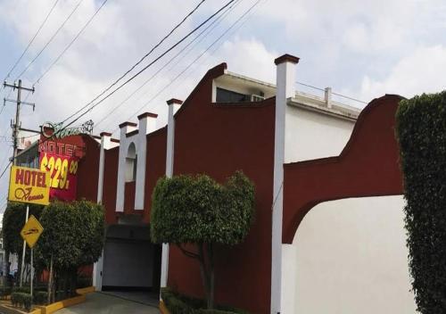 ein rot-weißes Gebäude mit einem Schild darauf in der Unterkunft Auto Hotel Venus in Xalapa