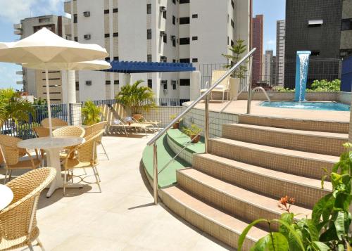 בריכת השחייה שנמצאת ב-Vila Azul Praia Hotel או באזור