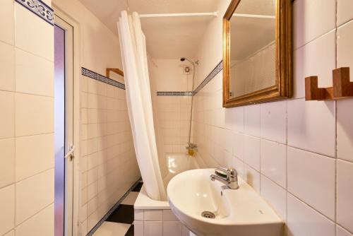 Light Filled Apartment near Chiado, By TimeCooler