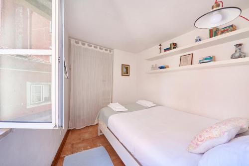 Light Filled Apartment near Chiado, By TimeCooler