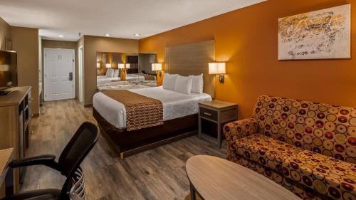 Кровать или кровати в номере Best Western Gateway Inn
