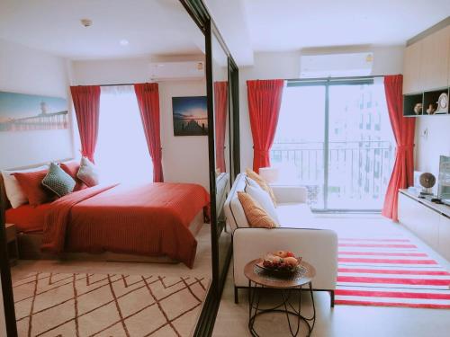 華欣的住宿－Hua Hin La Casita Beautiful Two Bedroom Condo With Great Views，一间卧室配有一张床、一张桌子和一面镜子