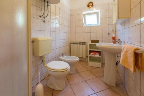a bathroom with a toilet and a sink at Two-Bedroom Apartment in Crikvenica XII in Dramalj