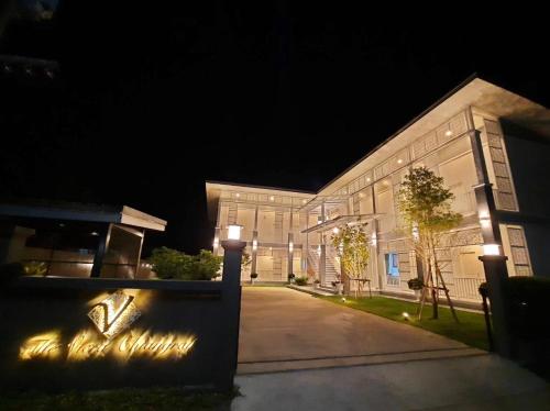 チェンライにあるThe Viera Chiangraiの夜に正面に照明がある建物
