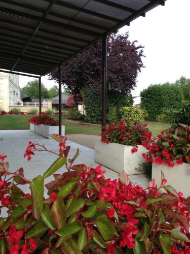 Κήπος έξω από το Logis Hotel Restaurant l'Orée Des Bois