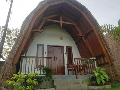 Afbeelding uit fotogalerij van Tropical Sunday Bungalow - Surf And Stay in Selong Belanak