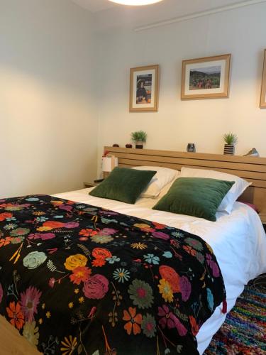 - une chambre avec 2 lits et une couverture fleurie dans l'établissement Rodez Aveyron appart. T4 neuf 2 places parking, à Rodez