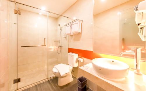 ein Bad mit einem Waschbecken, einem WC und einer Dusche in der Unterkunft Juno Jatinegara Jakarta in Jakarta