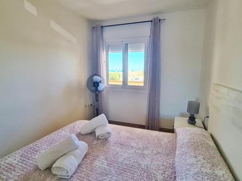 Posteľ alebo postele v izbe v ubytovaní Apartamento con piscina en Oliva Nova