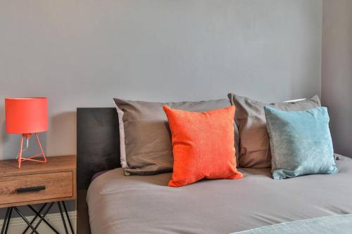 Ένα ή περισσότερα κρεβάτια σε δωμάτιο στο Refurbished Plush Property Great Transport Links