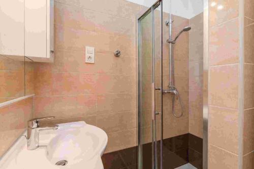 e bagno con doccia, servizi igienici e lavandino. di Apartment in Crikvenica 14104 a Sopaljska