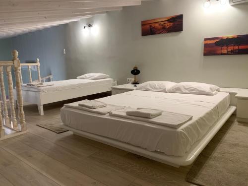מיטה או מיטות בחדר ב-Stone House Halki