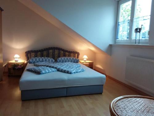 リンダウにあるFerienwohnung Nicole Bufflerのベッドルーム1室(青い枕のベッド1台付)