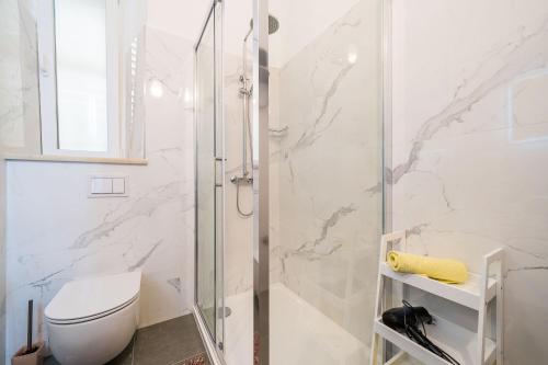 uma casa de banho com um chuveiro e um WC. em Old Town Top Spot Apartments em Dubrovnik