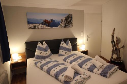 Un pat sau paturi într-o cameră la Flattach Apartment 3