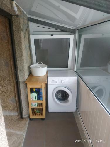 a washer and dryer in a tiny house at O Cantinho das Lages in Covas