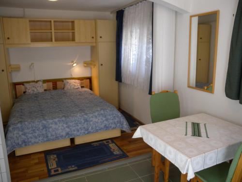 una piccola camera da letto con un letto e un tavolo di Apartments in Zalakaros - Thermalbad 20673 a Zalakaros