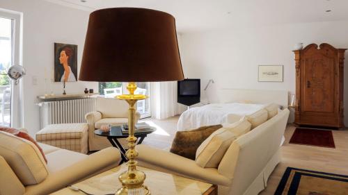 sala de estar con sofá y mesa con lámpara en Ferienwohnung Jung&Lind en Bretten