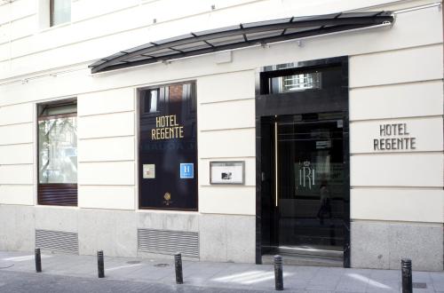 uma loja na frente de um edifício com uma entrada frontal em Regente Hotel em Madri