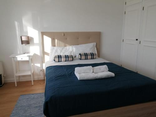 um quarto com uma cama com duas toalhas em São Roque View Apartment em Aveiro