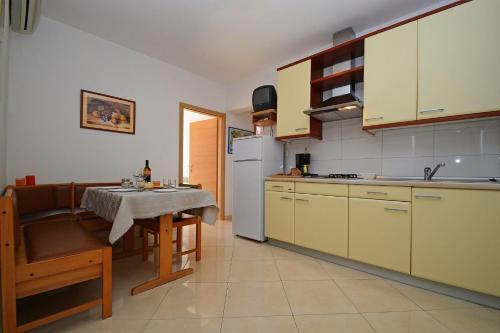 مطبخ أو مطبخ صغير في Apartment Rabac 25