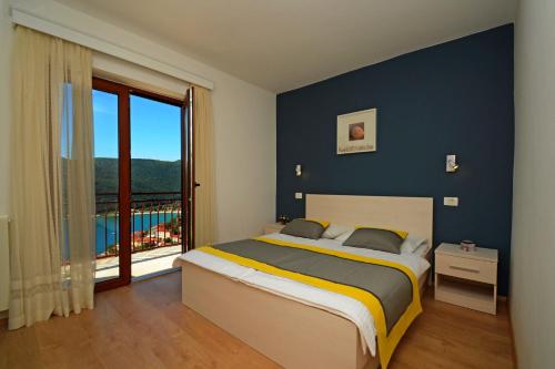 Photo de la galerie de l'établissement Three-Bedroom Apartment Rabac near Sea, à Rabac