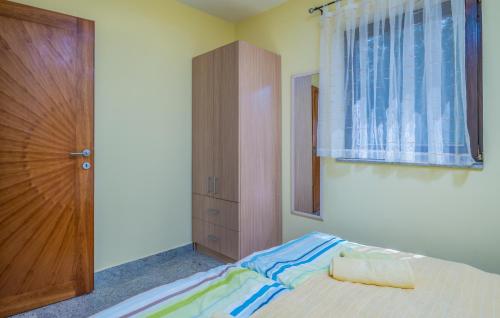 Schlafzimmer mit einem Bett und einer Holztür in der Unterkunft Apartment Rudika in Klimno