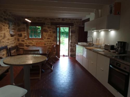 une cuisine avec une table et une salle à manger dans l'établissement Gîte du manoir de Keryvoas, à Kerlouan