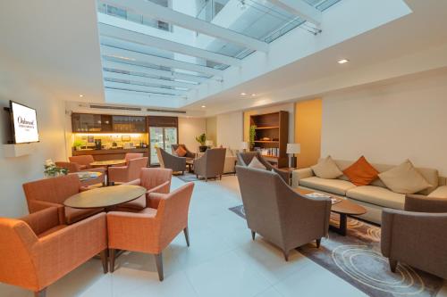 Ο χώρος του lounge ή του μπαρ στο Oakwood Residence Sukhumvit 24 - SHA Extra Plus