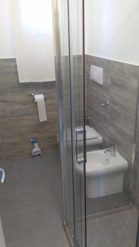 un bagno con wc e doccia in vetro di da Francesco a Pulsano