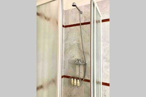 une douche avec une porte vitrée dans une salle de bain dans l'établissement Côte d’Azur: between Monaco and fabulous beaches, à Cap d'Ail