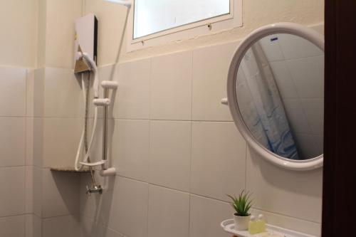 uma casa de banho com um espelho e um lavatório em avalon residence2 em Savannakhet
