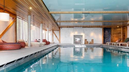 a swimming pool in a room with a building at Das James in Flensburg