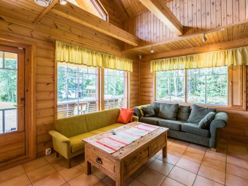 O zonă de relaxare la Holiday Home Pihlajaniemi by Interhome