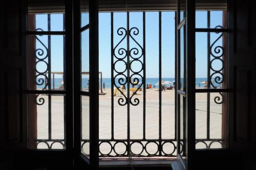 AT055 Planta baja en el paseo marítimo con vistas a la playa