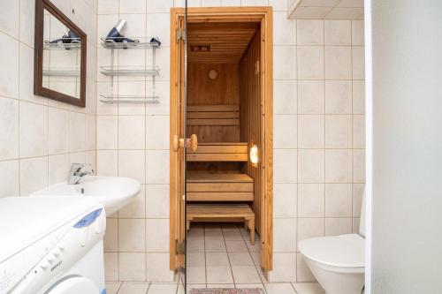 een kleine badkamer met een toilet en een wastafel bij Old Town 2-Bathroom Apartment with Sauna in Tallinn