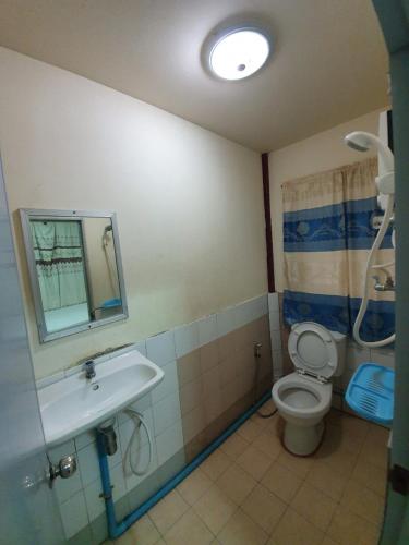 Pak ChongにあるPutan-namsai Resortの洗面台とトイレ付きのバスルーム