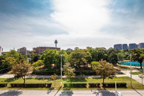 vistas a un parque con árboles y edificios en Best Rated Central Apartment Vienna - AC, WiFi, 24-7 Self Check-In, Board games, Netflix, Prime en Viena