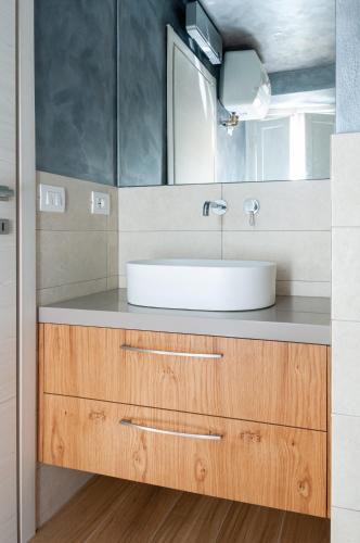 a bathroom with a sink and a mirror at Casa Nocchi in Lucca