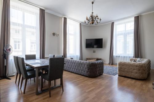 リヴィウにある3 Room Apartments on Galytskaのリビングルーム(テーブル、ソファ付)