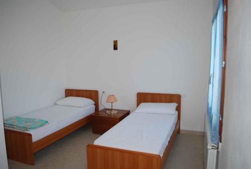 - 2 lits jumeaux dans une chambre avec une lampe dans l'établissement La Casa dei Sogni, à Monteverdi Marittimo