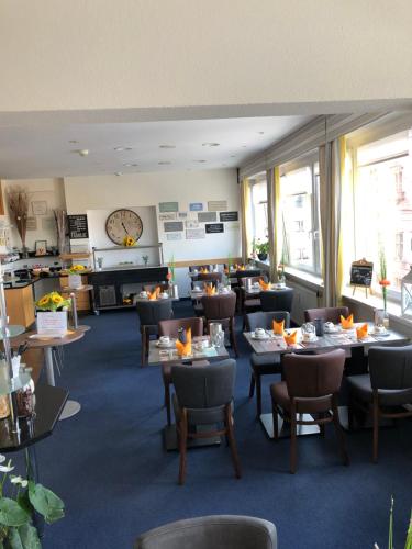 Hotel Peterchens Mondfahrt tesisinde bir restoran veya yemek mekanı