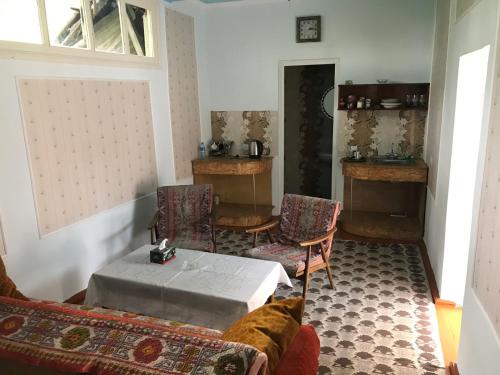 salon ze stołem i krzesłami w obiekcie Hayq Guest House w mieście Goris