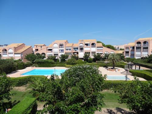 une vue aérienne d'un complexe avec piscine dans l'établissement Appt T2, Piscine, la Plage à 130m! Parking privé clos, Lave-linge, Lave-vaisselle, Draps, Linge et Ménage inclus!, à Palavas-les-Flots